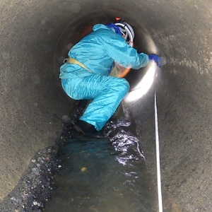 調査員が直接管渠内に入り目視確認を行います。